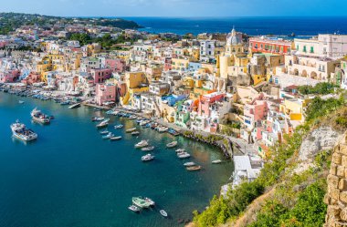 Napoli yakınlarındaki güzel Procida adasının panoramik manzarası, Campania bölgesi, İtalya.