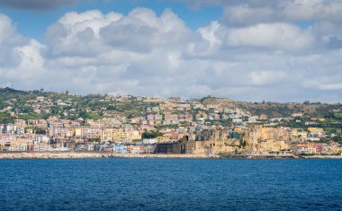 Pozzuoli feribottan Procida 'ya giderken görüldüğü gibi. Napoli, Campania, İtalya.