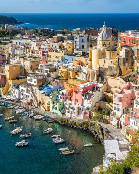 Napoli yakınlarındaki güzel Procida adasının panoramik manzarası, Campania bölgesi, İtalya.