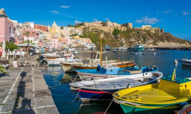 Napoli yakınlarındaki güzel Procida adasındaki renkli liman, Campania bölgesi, İtalya.