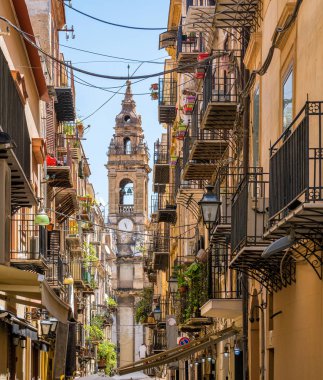Arka planda Sant 'Ignazio all' Olivella Kilisesi ile Palermo 'da manzara. Sicilya, İtalya.