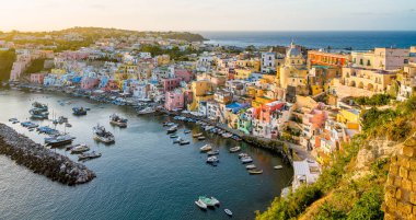 Napoli, Campania bölgesi yakınlarındaki güzel Procida adasının panoramik görüntüsü, İtalya.