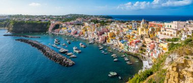 Napoli yakınlarındaki güzel Procida adasının panoramik manzarası, Campania bölgesi, İtalya.