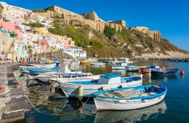 Napoli yakınlarındaki güzel Procida adasındaki renkli liman, Campania bölgesi, İtalya.
