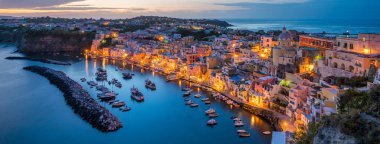 Napoli, Campania bölgesi yakınlarındaki güzel Procida adasının panoramik görüntüsü, İtalya.