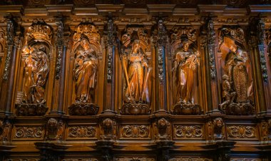 Malaga Katedrali 'nde (Basilica de la Encarnacion) ahşap koro, Endülüs, İspanya. Haziran-25-2019