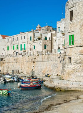 Giovinazzo'nun güzel sahili, Bari, Puglia (Apulia) eyaletindeki şehir, Güney İtalya.