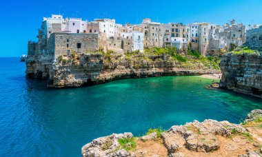 Polignano a Mare, Bari Eyaleti, Apulia (Puglia), Güney İtalya 'da panoramik manzara.