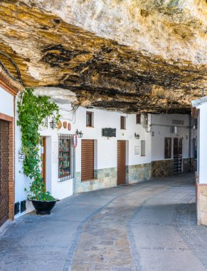 Güneşli bir yaz sabahında Setenil de las Bodegas 'ın güzel köyü. Cadiz, Endülüs, İspanya.