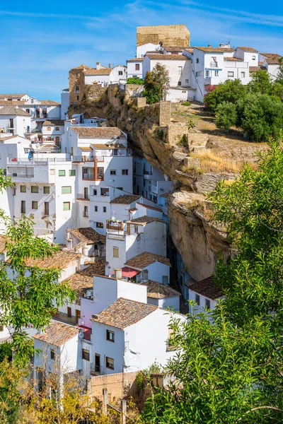 夏日阳光灿烂的早晨 美丽的Setenil Las Bodegas村 西班牙安达卢西亚Cadiz的见习生 — 图库照片