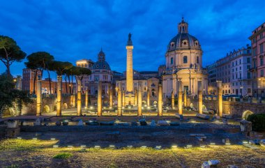 Roma, İtalya 'da geceleyin Bazilika Ulpia ve Trajan' ın Sütunu.