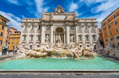 Roma 'da güneşli bir günde muhteşem Trevi Çeşmesi (Fontana di Trevi).