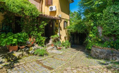 Nemi, Roma, Lazio, İtalya 'daki gölün kıyısındaki güzel köy..