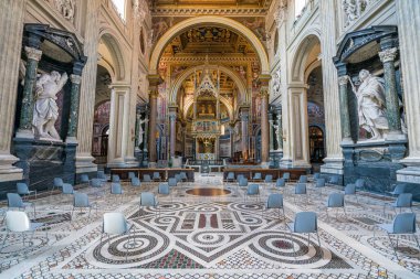 Roma, İtalya 'daki Saint John Lateran Bazilikası' nda (Laterano 'daki San Giovanni) iç manzara.