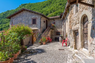 Rocca Vittiana 'nın Lago del Salto' ya bakan güzel köyü. Rieti ili, Lazio, İtalya.