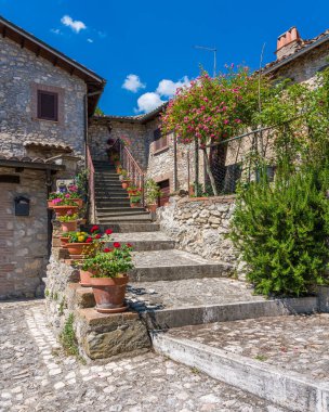 Rocca Vittiana 'nın Lago del Salto' ya bakan güzel köyü. Rieti ili, Lazio, İtalya.