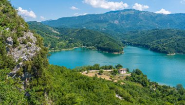 Lago del Salto 'nun panoramik manzarası. Rieti ili, Lazio, İtalya.