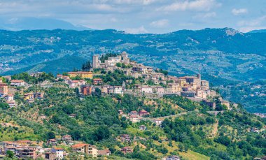 Monte San Giovanni Campano 'nun panoramik manzarası, Frosinone yakınlarındaki köy, Lazio, İtalya.