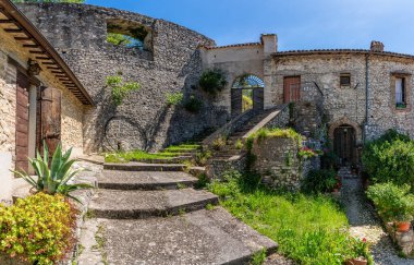 Montenero Sabino, bir ortaçağ şatosunun gözden kaçırdığı güzel bir köy. Rieti ili, Lazio, İtalya.