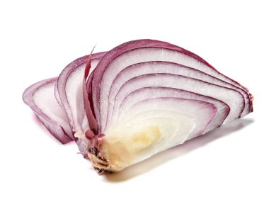 izole beyaz zemin üzerine kırmızı soğan dilimlenmiş