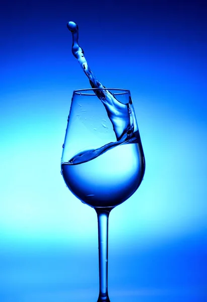 Skvätt Vatten Ett Glas Vit Blå Lampor Centrum Och Djupblå — Stockfoto
