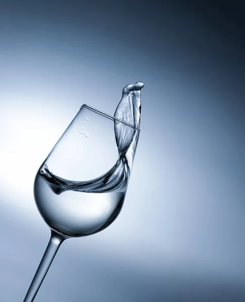 Skvätt Vatten Lutande Glas Elegant Stil Vita Lampor Centrum Och — Stockfoto