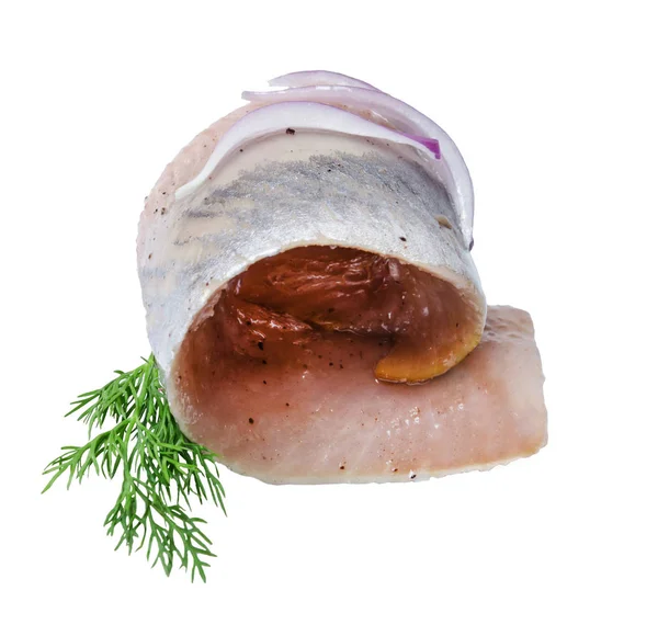 İştah açıcı taze ringa balığı, kırmızı soğan ve ince dal dereotu ile rulo. Beyaz arka plan izole. Yakın çekim.