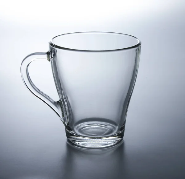 Boş bardak kupa. Arka plan ışığı. Yakın çekim. Yan görünüm.