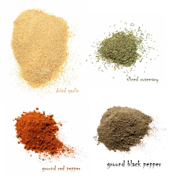 Dört çeşit kuru baharat. Kuru sarımsak, kıyılmış biberiye, toz kırmızı biber, karabiber. Beyaz arka plan izole. Yukarıdan görüntülemek.