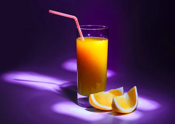 Ett Glas Färsk Apelsinjuice Med Ett Sugrör Och Skivor Orange — Stockfoto