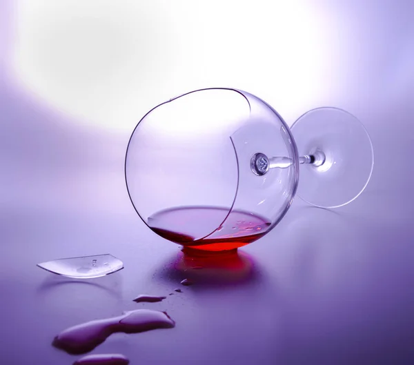 Fallit Krossat Glas Med Rester Rött Vin Den Vit Lila — Stockfoto