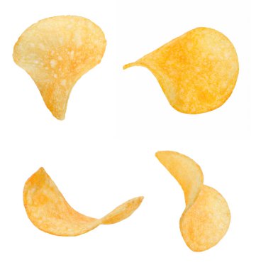 Farklı taraftan birkaç dilim gevrek cips. Beyaz izole arka plan. Close.