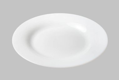 Beyaz tatlı tabağı. Açık gri izole arkaplan. Üst taraf manzarası. Yakın plan..