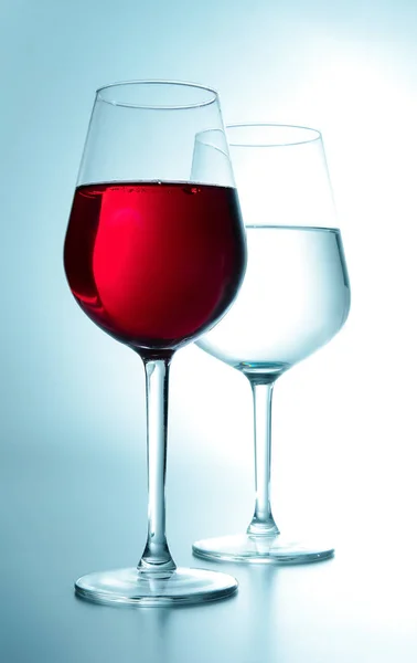 Dois Copos Com Vinho Outro Com Água Tom Branco Turquesa — Fotografia de Stock