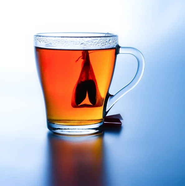 Aufgebrühter Tee Mit Einem Beutel Einer Tasse Hoher Kontrast Gesättigte — Stockfoto