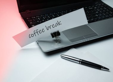 Bir defter, bir paket kağıt, bir kalem ve kırtasiye kağıdı namına bir reklam. Ofis ve iş teması. Yan görünüm.