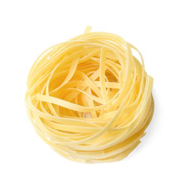 Erişte tagliatelle. Yuva. Beyaz izole arka plan. Üstte görüntü.