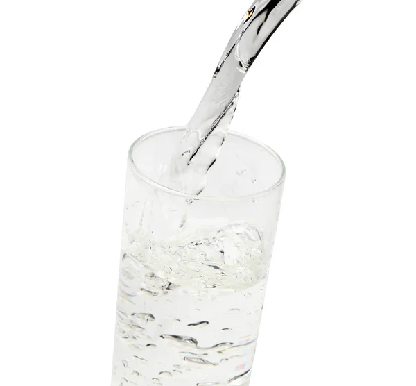 Üveget Tiszta Vízzel Tölti Fehér Izolált Háttér Közeli Oldalnézet — Stock Fotó