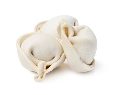 Beyaz izole arka plan üzerinde ravioli birkaç parça. Close. Yan görünüm.