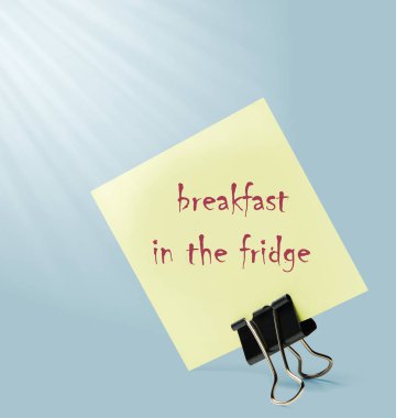 Büro clothespin notu. Muhtemelen şefkatli karısı kocasını terk etti. Mavi izole arka plan. Yan görünüm.