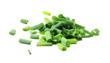 Doğranmış yeşil soğan. Beyaz izole arka plan. Close. Yan görünüm.