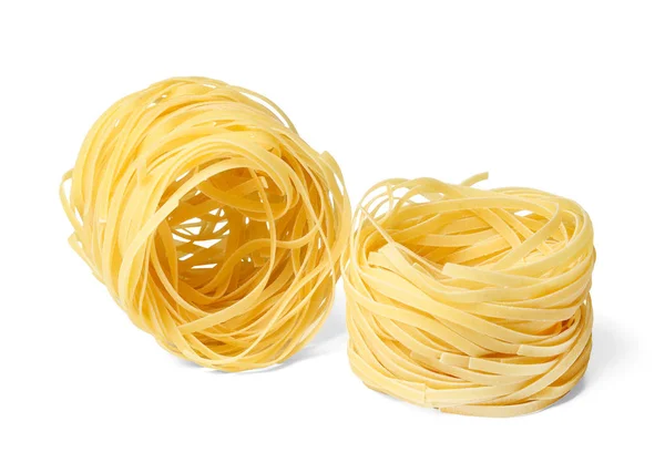 Erişte tagliatelle. Yuva. Beyaz izole arka plan. Yan görünüm.