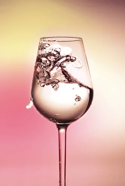 Ett Stänk Vatten Ett Glas Vacker Mångfärgad Bakgrund Sidovy Närbild — Stockfoto