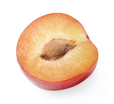 Kırmızı yuvarlak erik yarısı beyaz izole. Close. Yukarıdan yan görünüm.