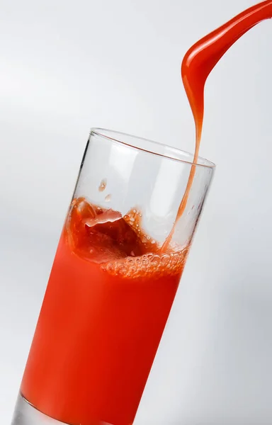 Stråle Färsk Tomatsaft Fylla Ett Glas Närbild Side View — Stockfoto