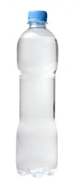 Maden suyu ile plastik şişe. Beyaz izole arka plan. Yan görünüm.