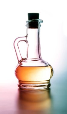 Bitkisel yağ ile cam konteyner. Arka. Turkuaz pembe tonları. Yüksek kontrast.