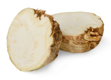 Beyaz arka plan üzerinde izole kesilmiş kereviz kökü iki yarısı. Close. Yan görünüm.
