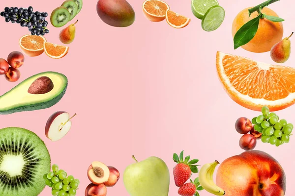 Çerçeve alanı boyunca farklı meyve büyük bir çeşitlilik ile Kompozisyon. Metin için ortadaki yeri yerleştirin. Yatay düzen. Pembe arka plan.