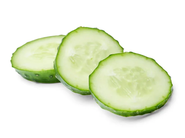 Üst üste bir yığın halinde yatan birkaç dilim salatalık. Beyaz izole arka plan. Close. Yan görünüm.